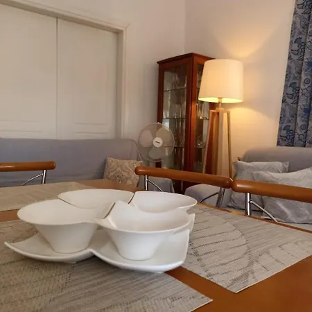 Apartment ευρύχωρο διαμέρισμα, 200μ. από τη θάλασσα. *