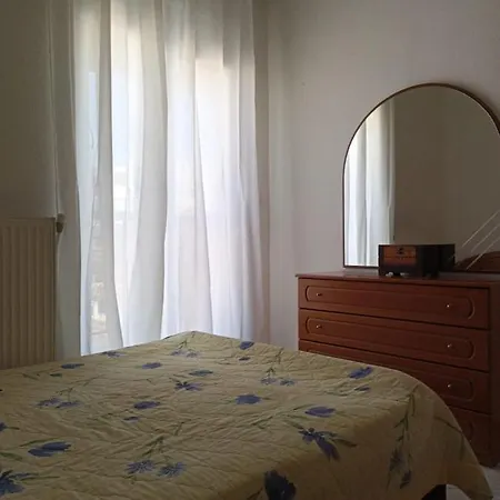 ευρύχωρο διαμέρισμα, 200μ. από τη θάλασσα. *