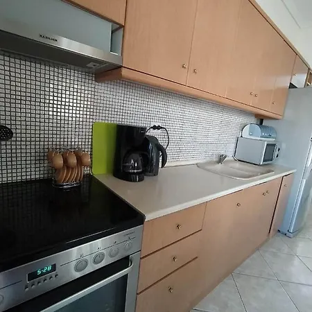 ευρύχωρο διαμέρισμα, 200μ. από τη θάλασσα. *